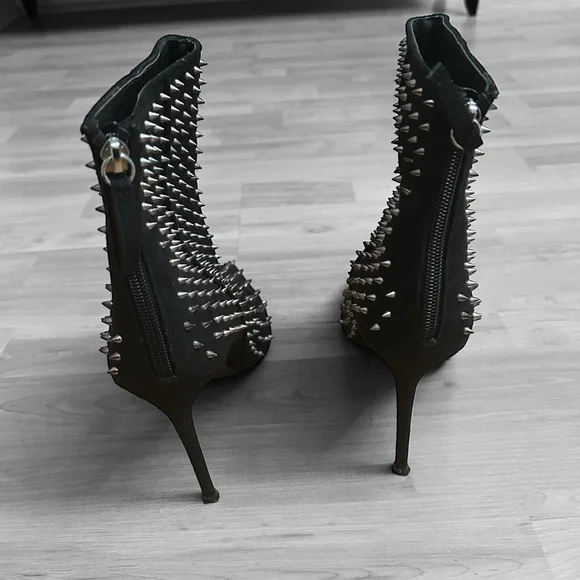 Steve Madden Virtuous-S Black Spiked Stiletto Heels Size 10M - Picture 6 of 7